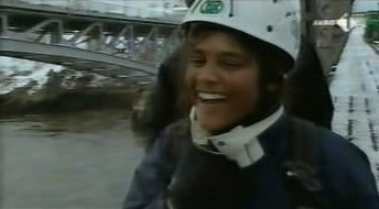 [object Object],Chandrika, bij ,Bungeejumpen, in ,aflevering 3