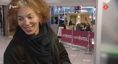 [object Object],Paula, bij ,Telefooncellen, in ,aflevering 3