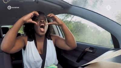 [object Object],Simone, bij ,Car-aoke, in ,aflevering 8