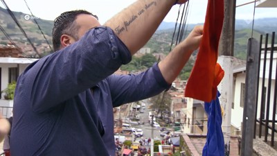 [object Object],Sinan, bij ,Vlag uithangen, in ,aflevering 3